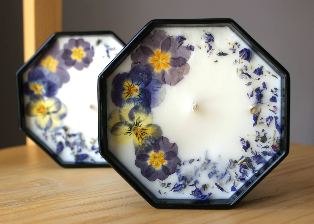Une décoration cosy avec les bougies artisanales avec fleurs séchées