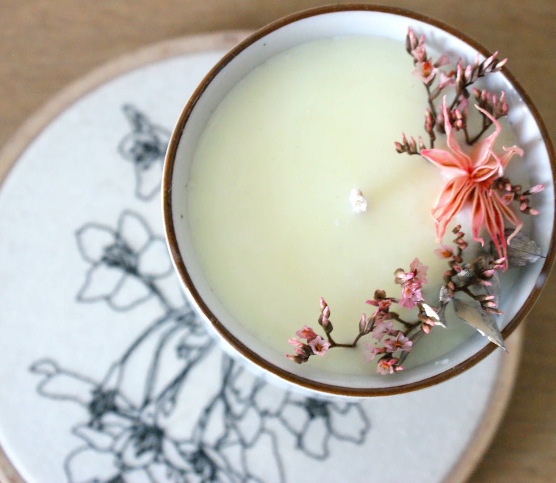 bougie fleurs séchées dans une décoration cosy naturelle