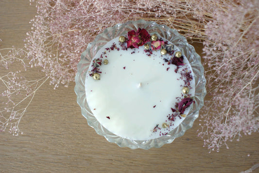 Bougie parfumée aux fragrances de Grasse avec des fleurs séchées