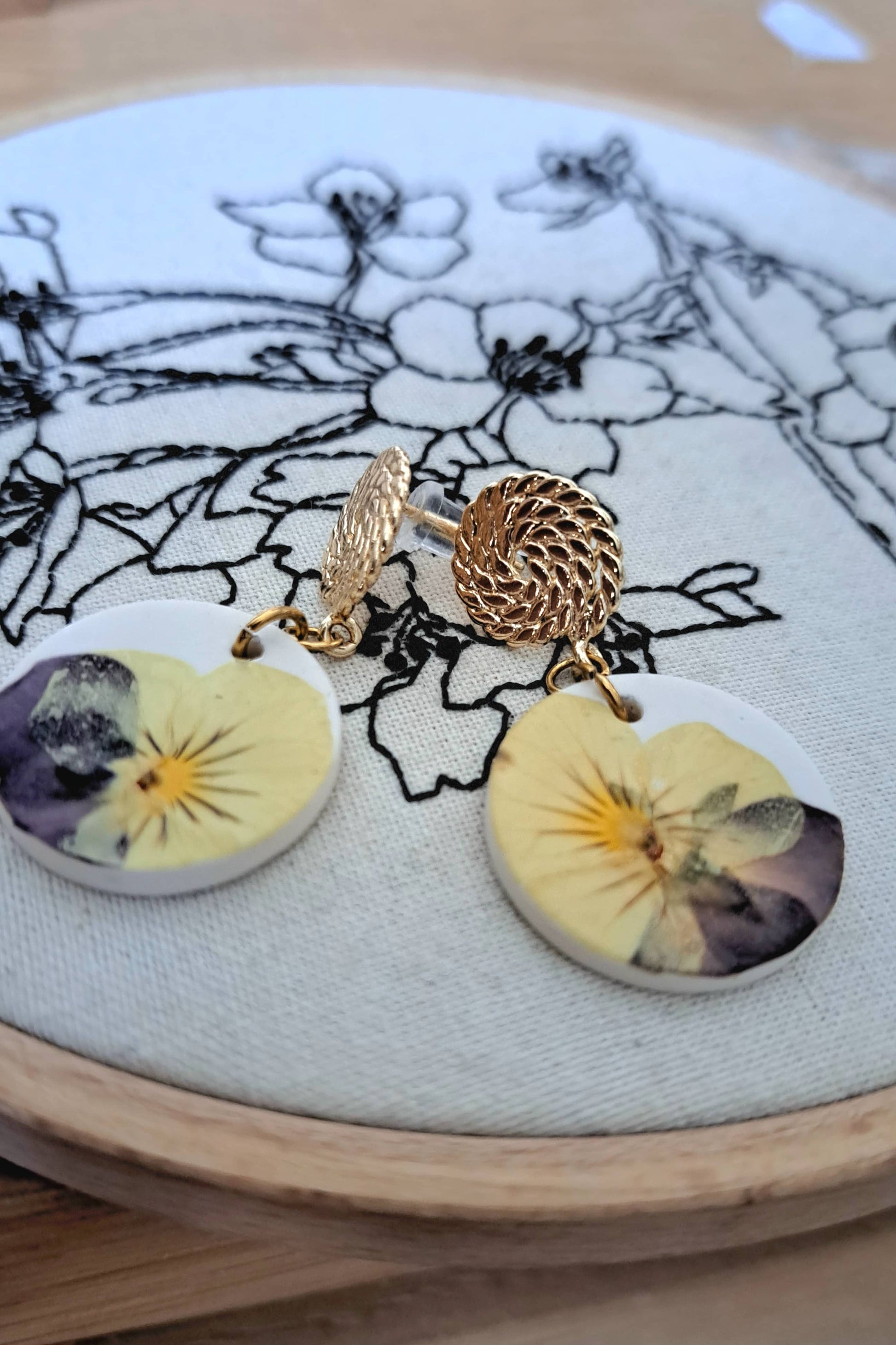 Boucle d oreille fleurie legere et naturelle 3