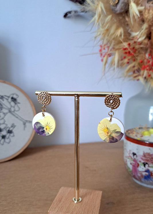 Boucle d oreille fleurie legere et naturelle