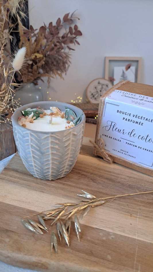 Bougie naturelle avec fleurs