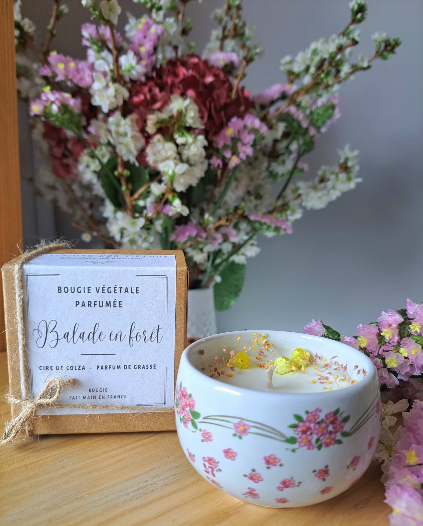 Bougie naturelle parfumee decoree de gypsophile et fleurs jaune 7