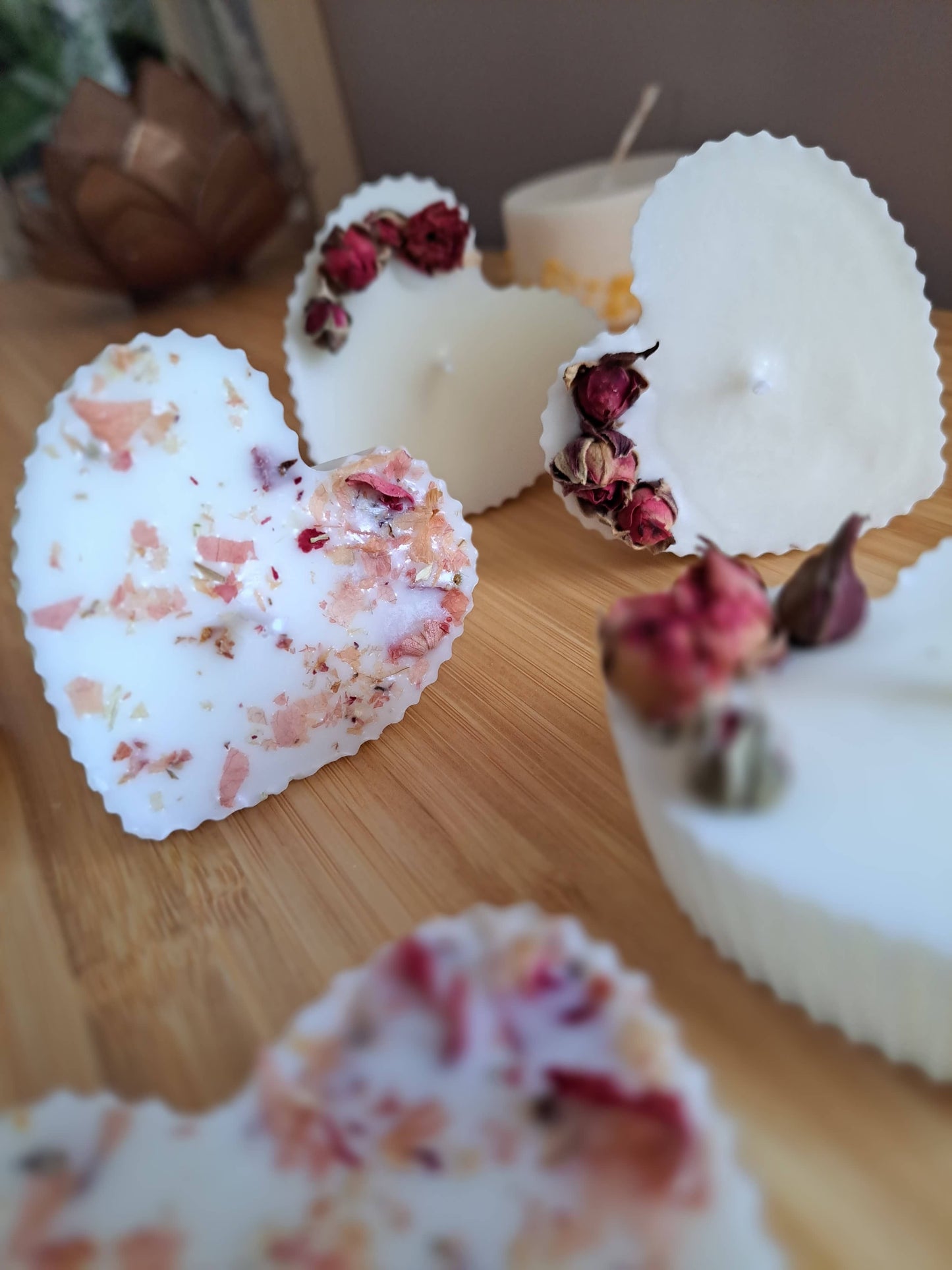 bougie coeur avec des fleurs et des boutons de roses. Bougie artisanale parfumee
