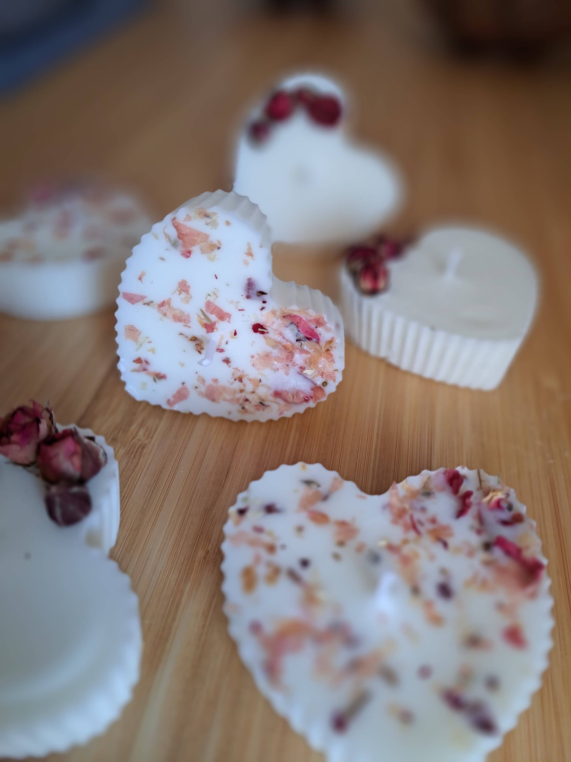 bougie coeur avec des fleurs et des boutons de roses. Bougie artisanale parfumee 4