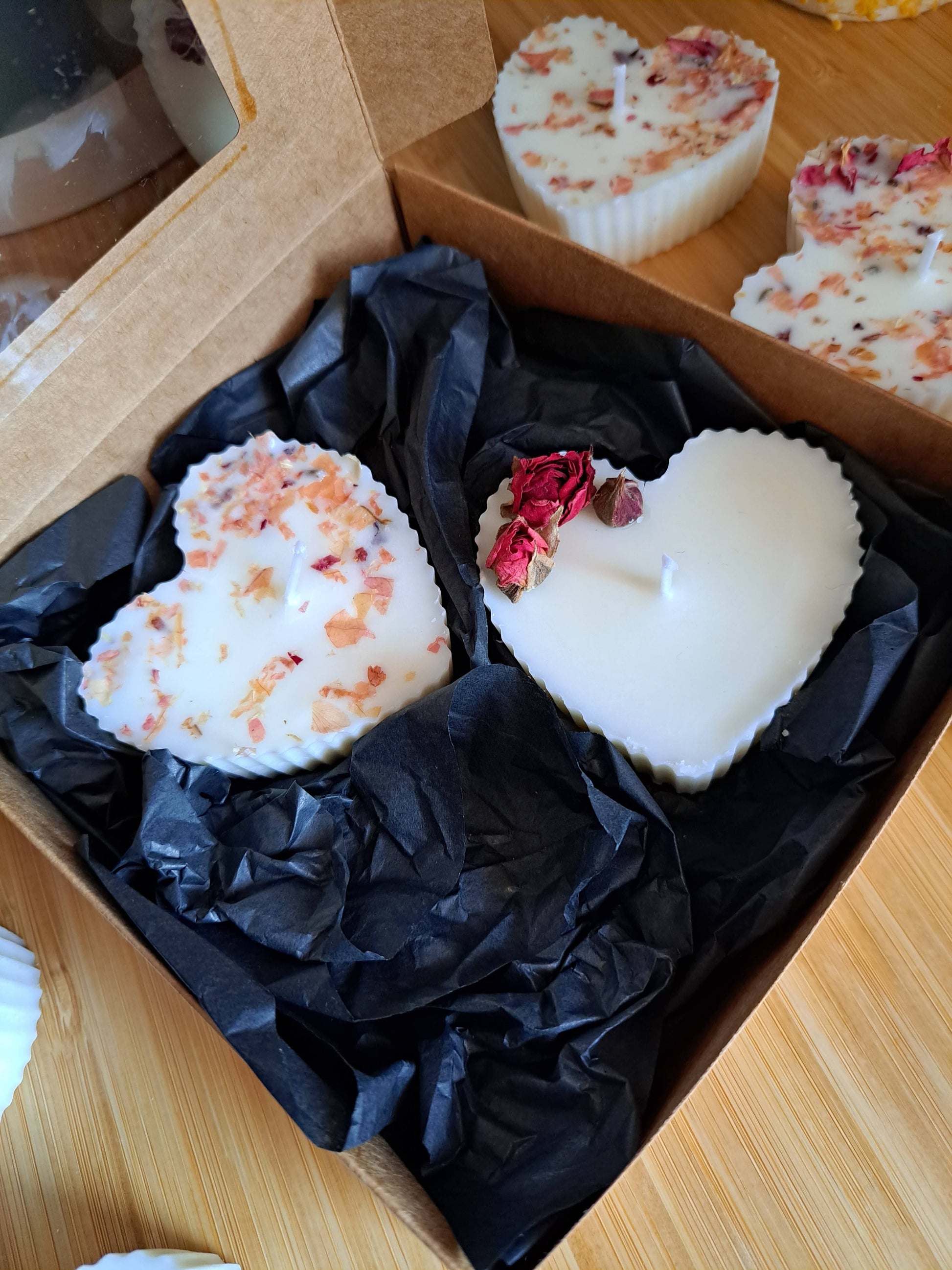 bougie coeur avec des fleurs et des boutons de roses. Bougie artisanale parfumee 2