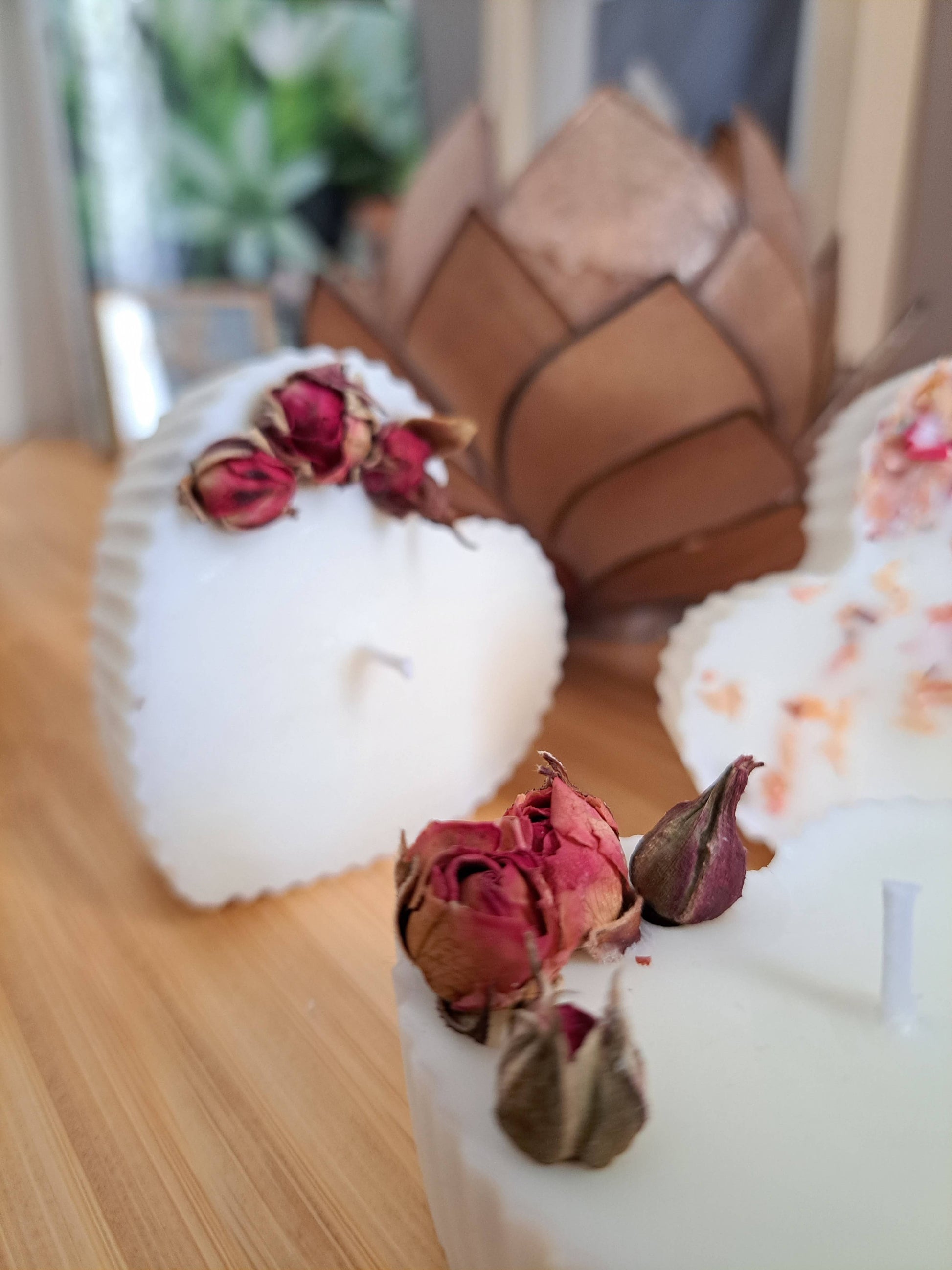 bougie coeur avec des fleurs et des boutons de roses. Bougie artisanale parfumee 3