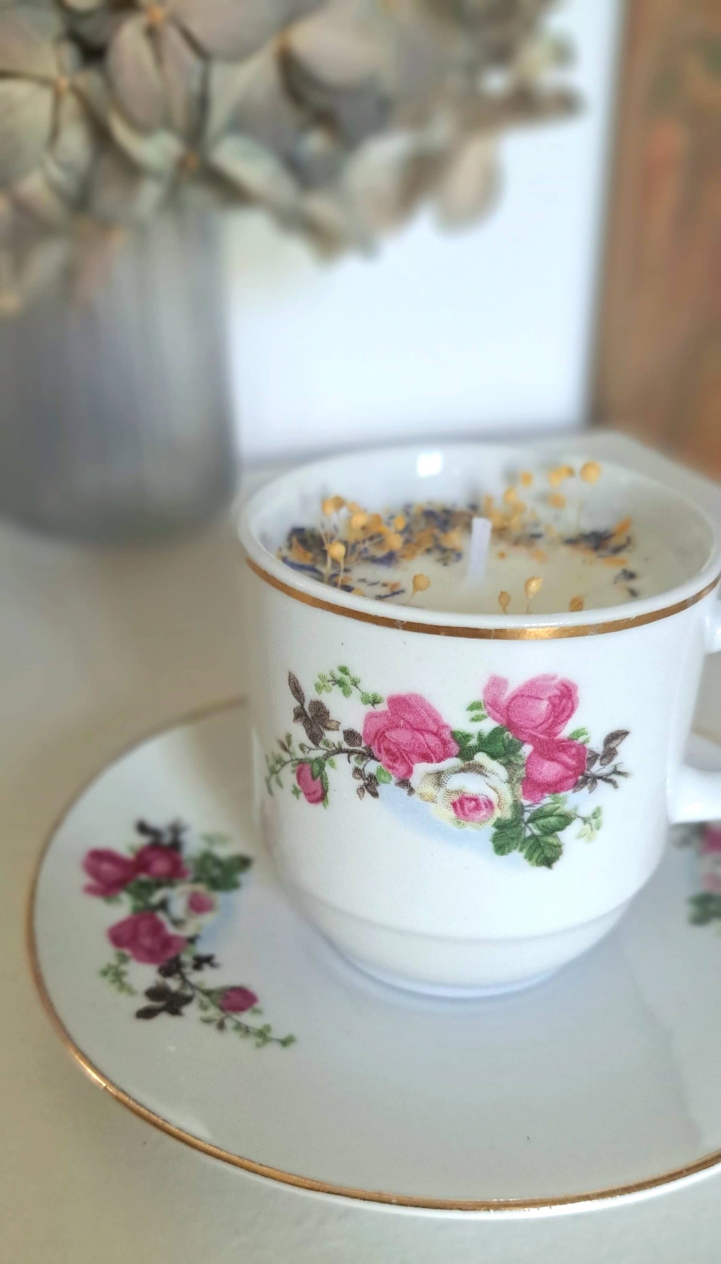 Bougie parfumée dans tasse ancienne avec des fleurs séchées 2