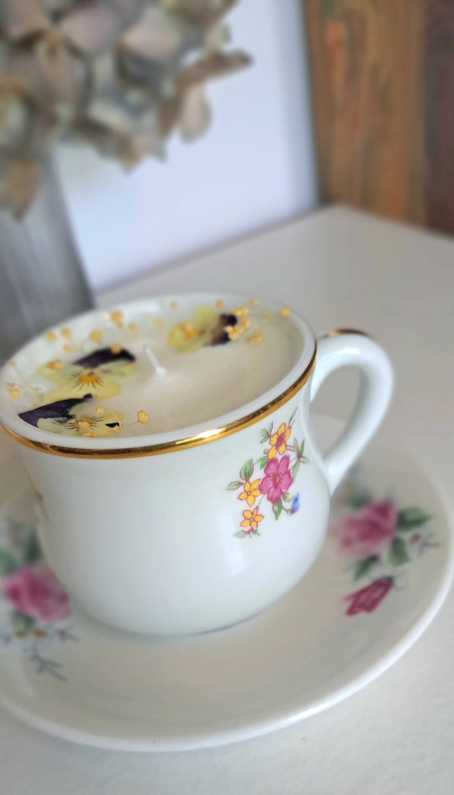 Bougie tasse naturelle avec fleurs sechees 3
