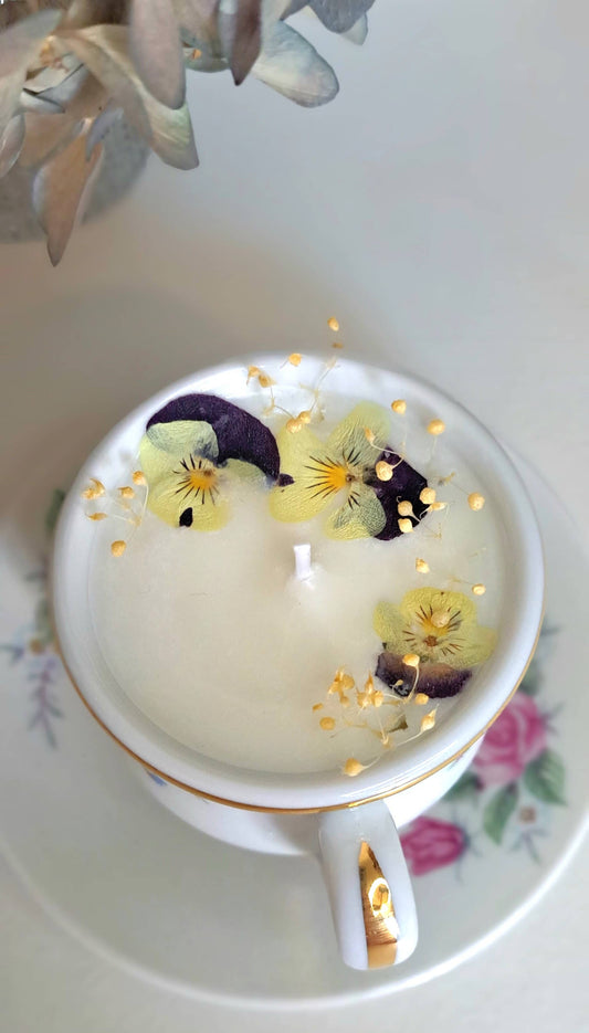 Bougie tasse naturelle avec fleurs sechees
