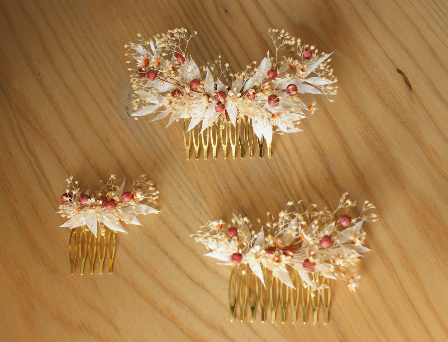 Peigne de coiffure avec fleurs séchées et boutonnière de fleurs séchées assortie