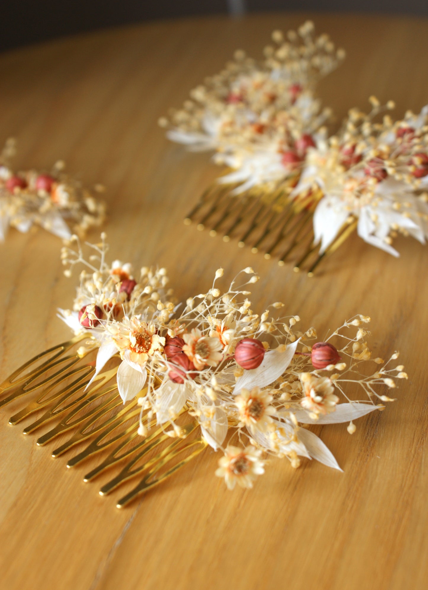 Peigne de coiffure avec fleurs séchées et boutonnière de fleurs séchées assortie