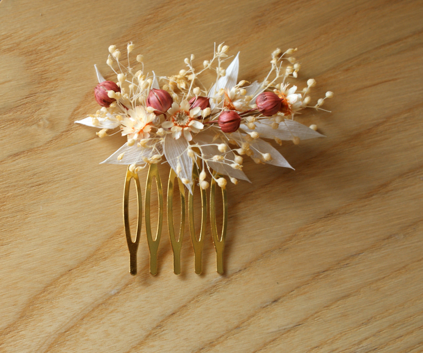 Peigne de coiffure avec fleurs séchées et boutonnière de fleurs séchées assortie