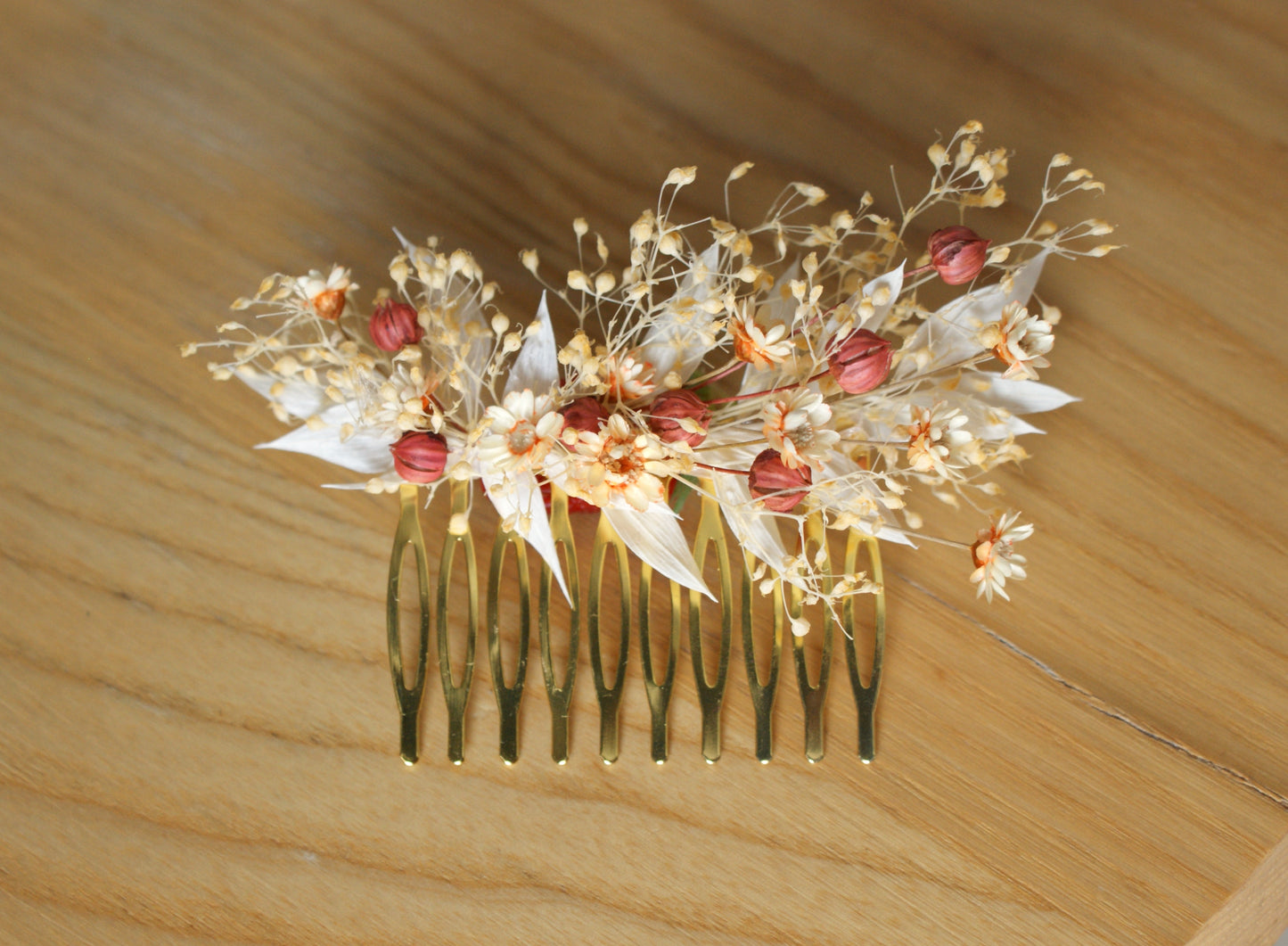 Peigne de coiffure avec fleurs séchées et boutonnière assortie