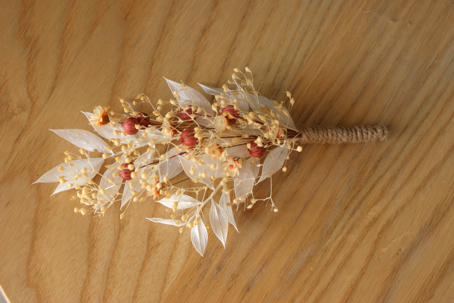 Peigne de coiffure avec fleurs séchées et boutonnière de fleurs séchées assortie