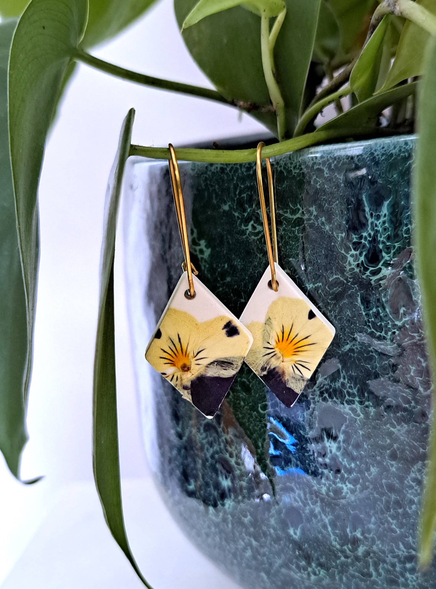 Boucle d'oreille pour femme avec de l'or et des fleurs sechees 2