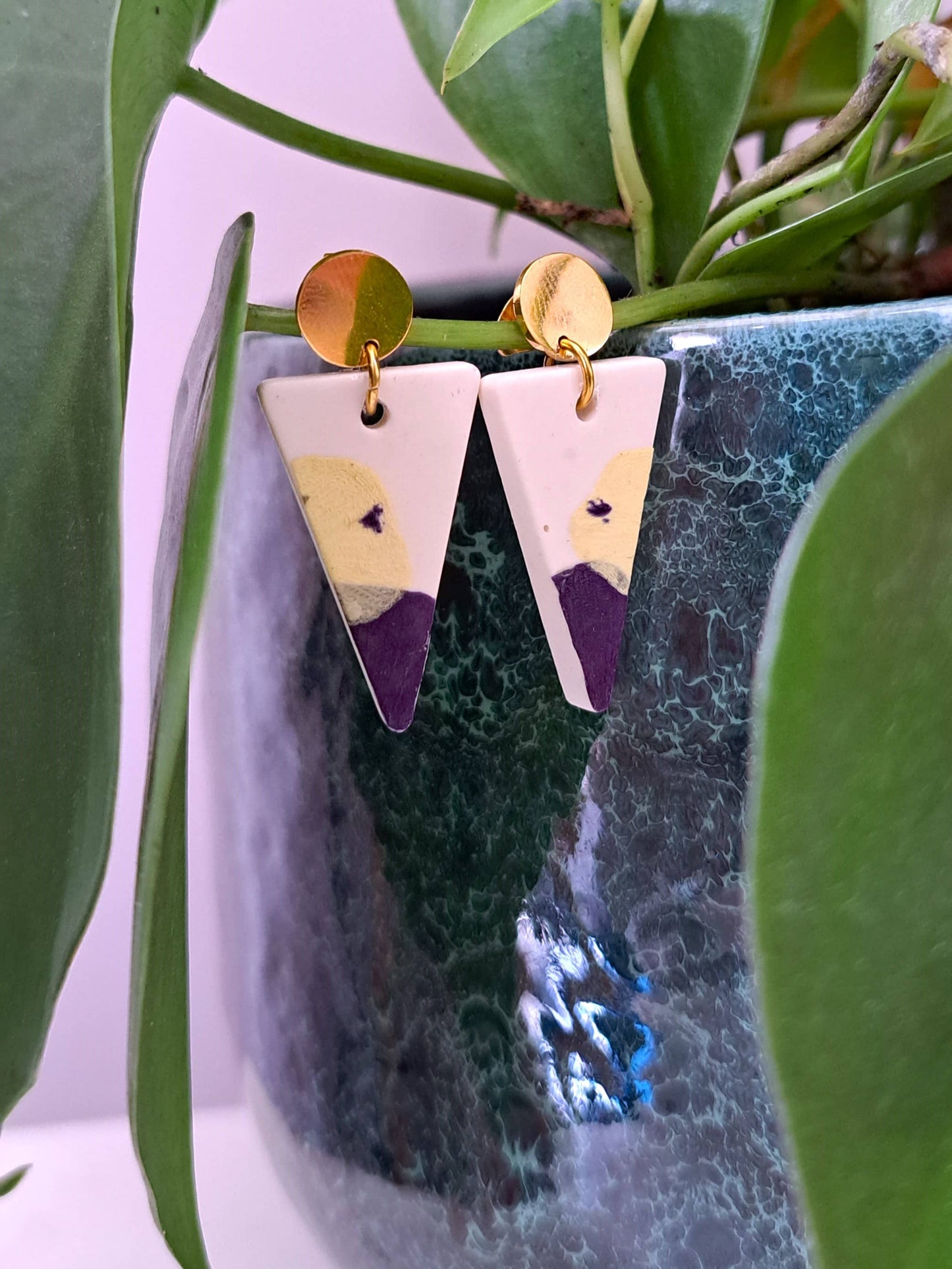 Boucles d'oreilles naturelles avec des fleurs séchées. Bijou doré pour femme 2