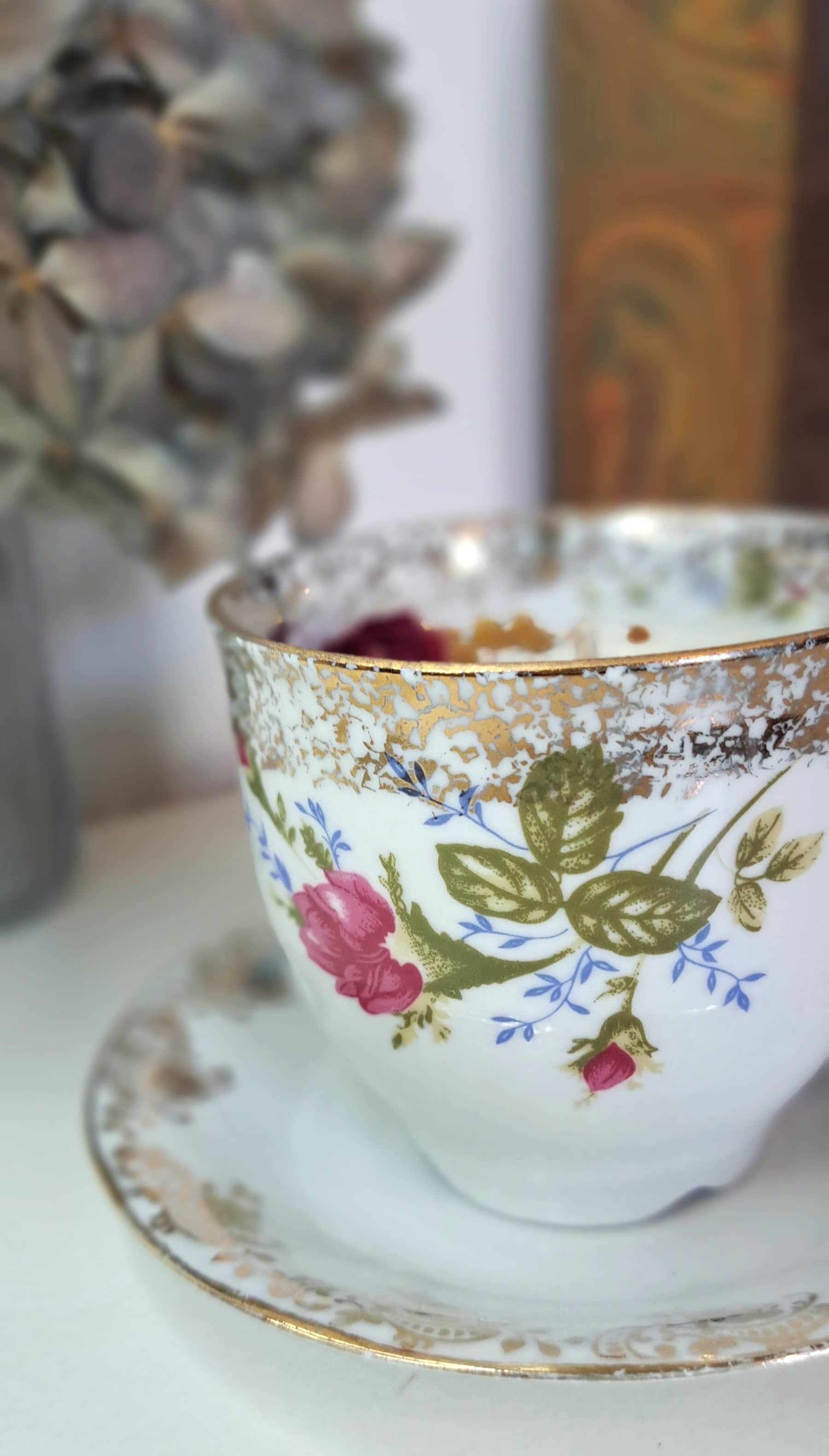 Bougie parfumée dans tasse ancienne