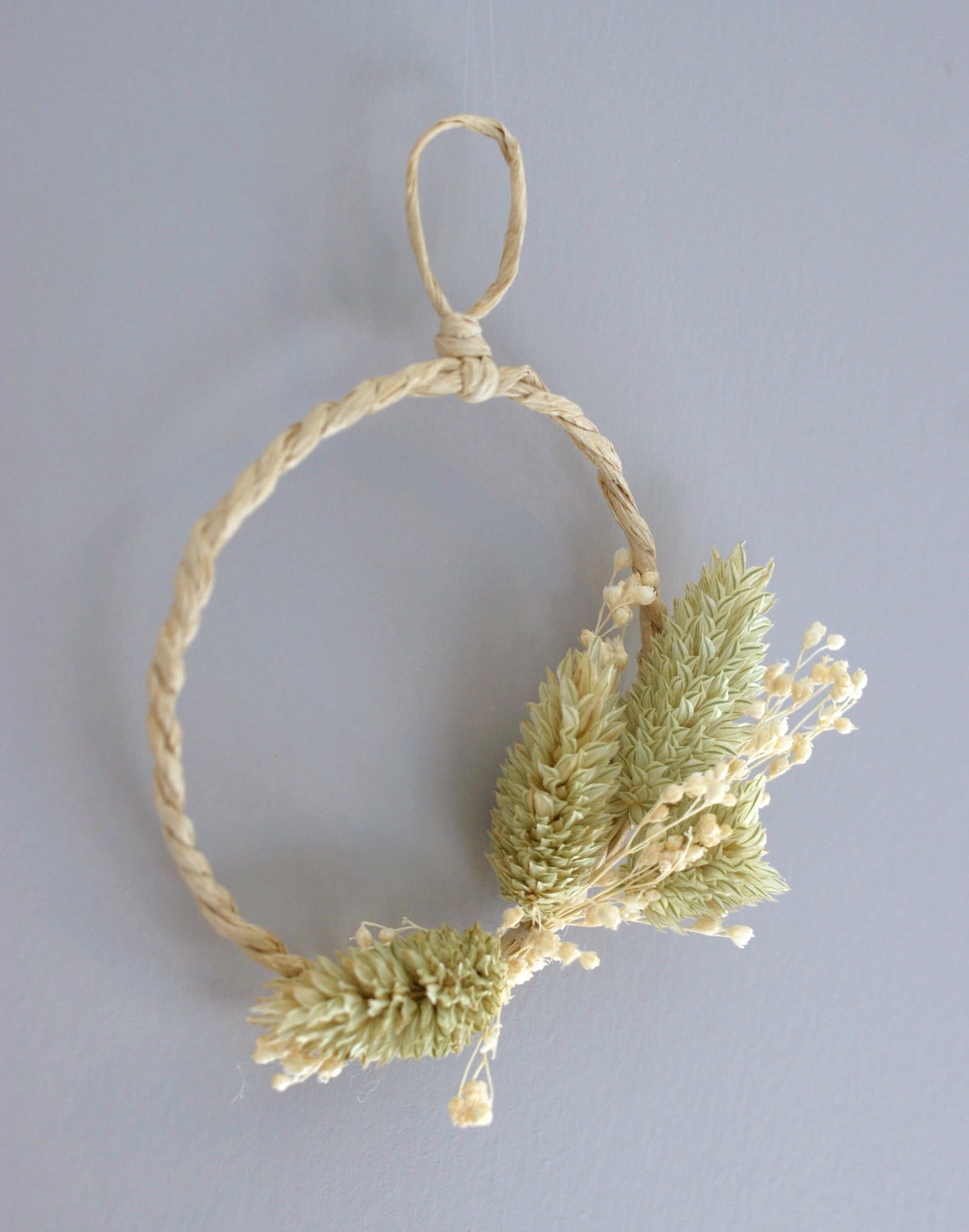 Couronne de fleurs mural aux tons naturels