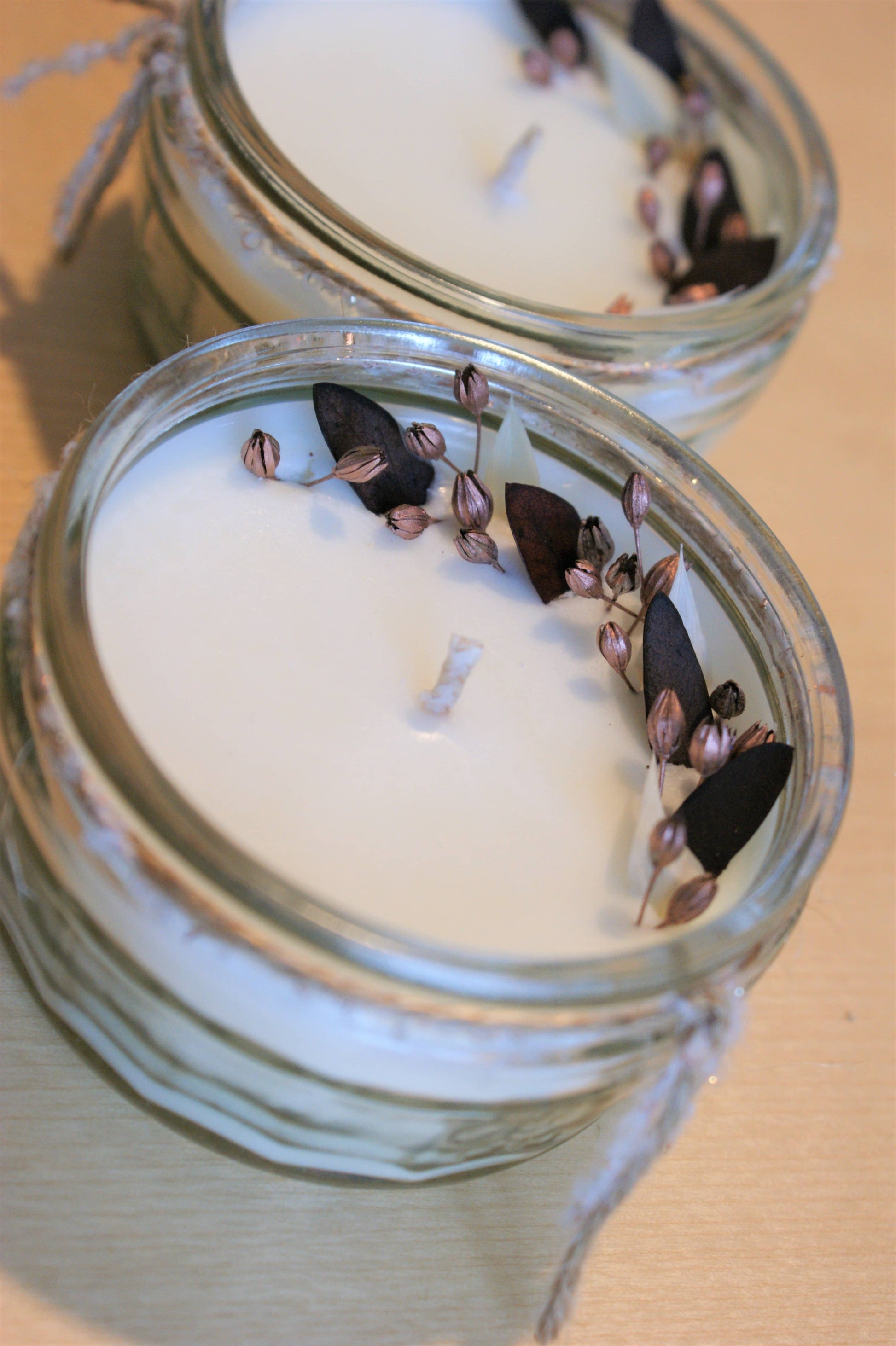 Bougie naturelle parfumee avec eucalyptus et fleurs cuivrees