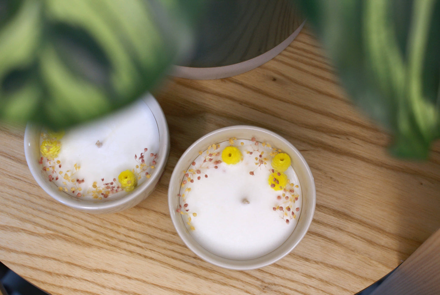 Bougie naturelle parfumee decoree de gypsophile et fleurs jaune