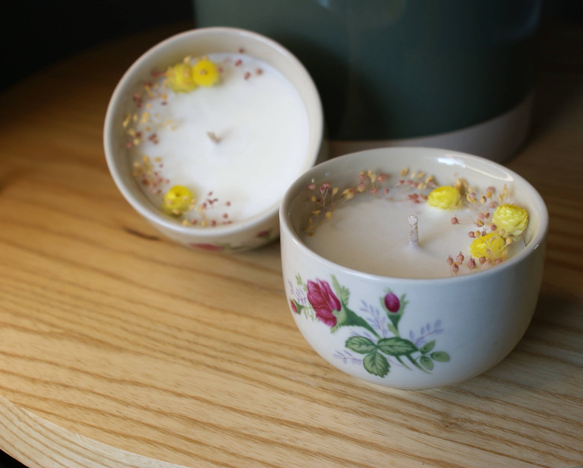 Bougie naturelle parfumee decoree de gypsophile et fleurs jaune 3