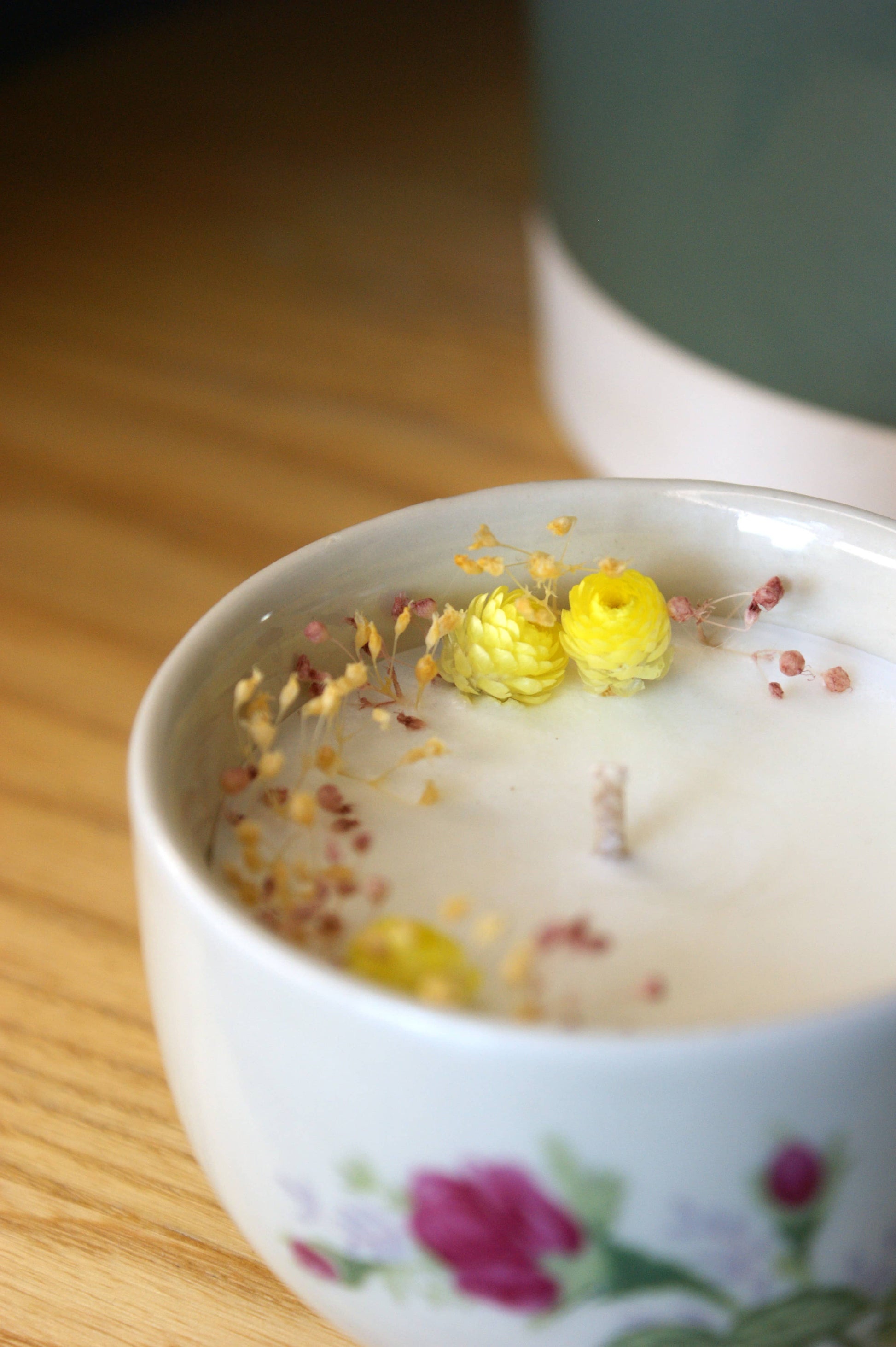 Bougie naturelle parfumee decoree de gypsophile et fleurs jaune 4