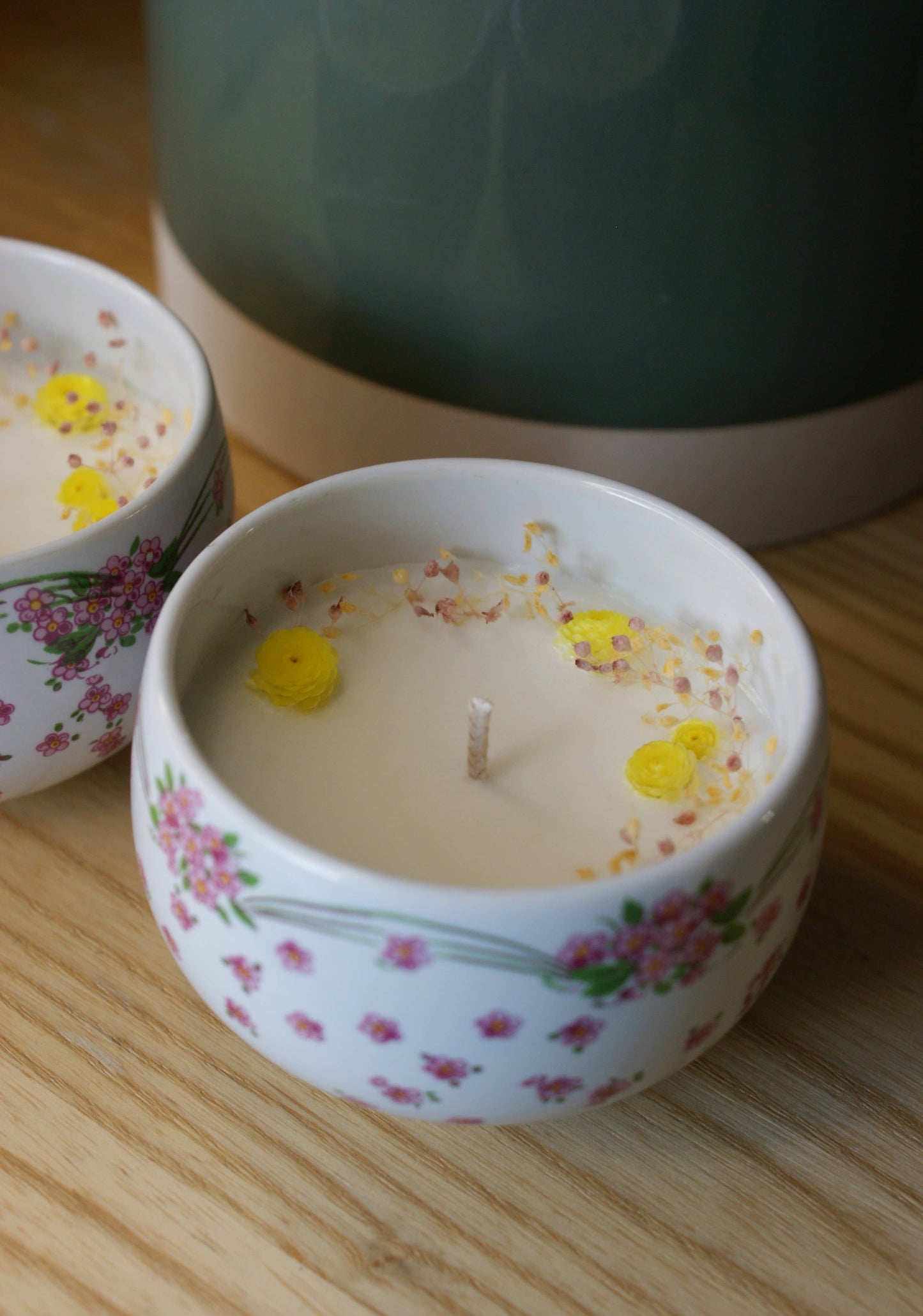 Bougie naturelle parfumee decoree de gypsophile et fleurs jaune 7