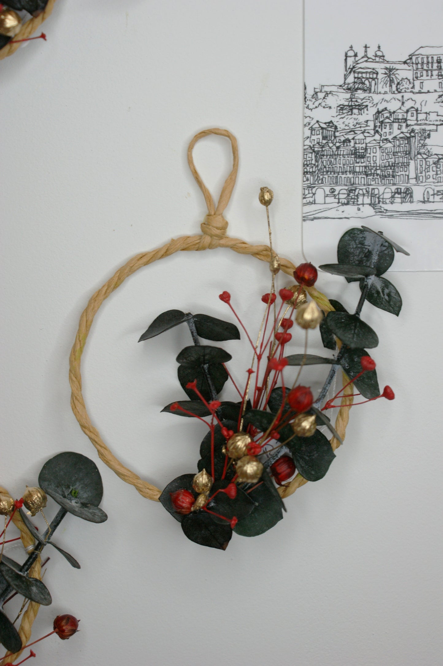 Couronne de fleurs séchées suspendue