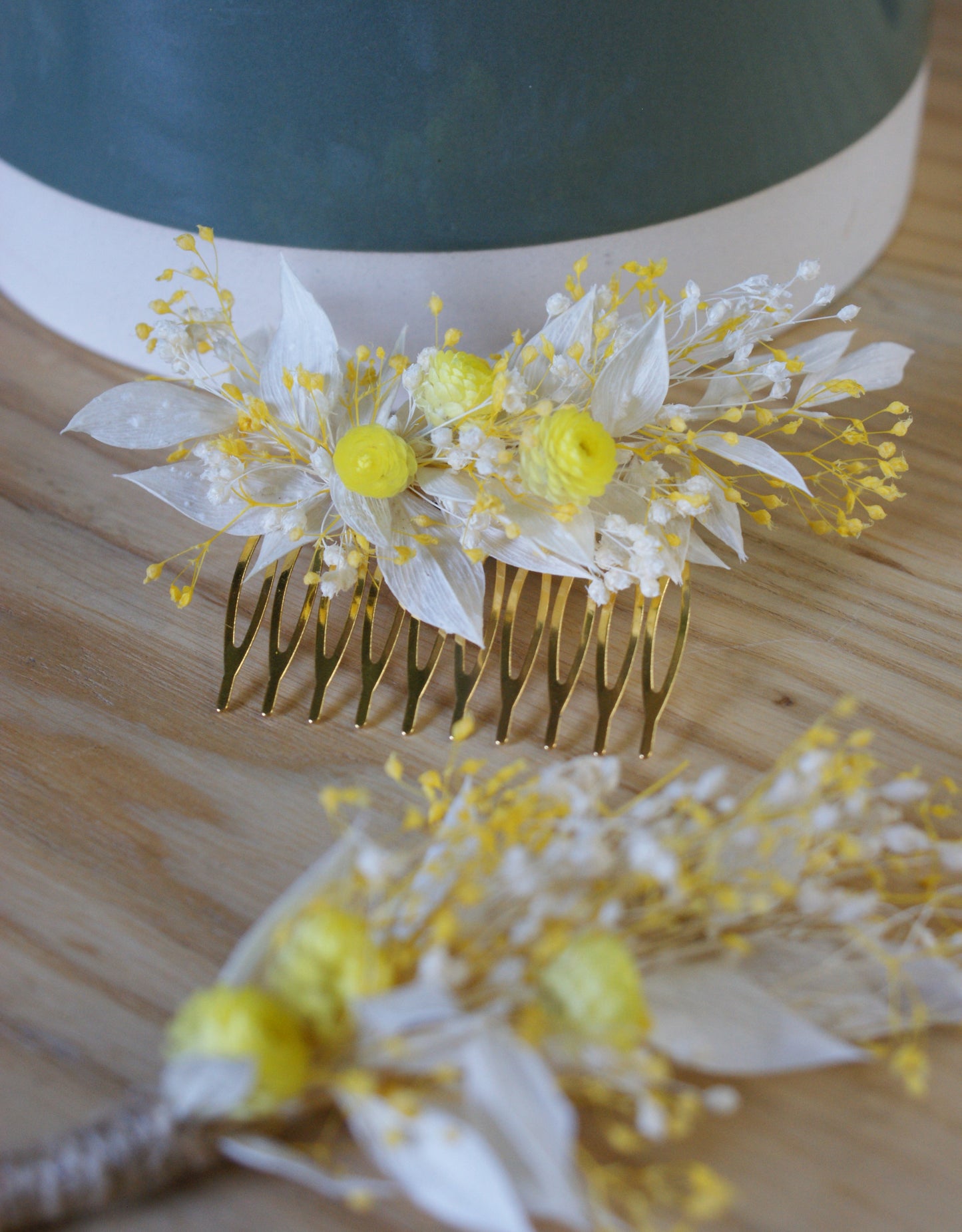 Peigne chignon fleurs stabilisées et fleurs jaunes