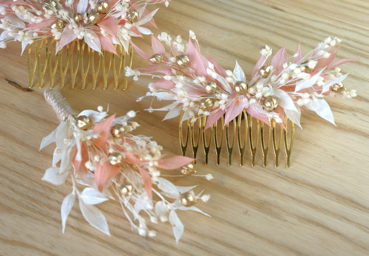 Peigne de coiffure avec fleurs stabilisées et boutonnière de fleurs assortie