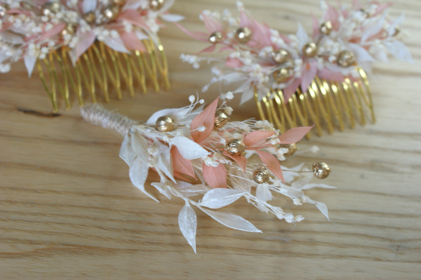 Peigne de coiffure avec fleurs stabilisées et boutonnière de fleurs assortie