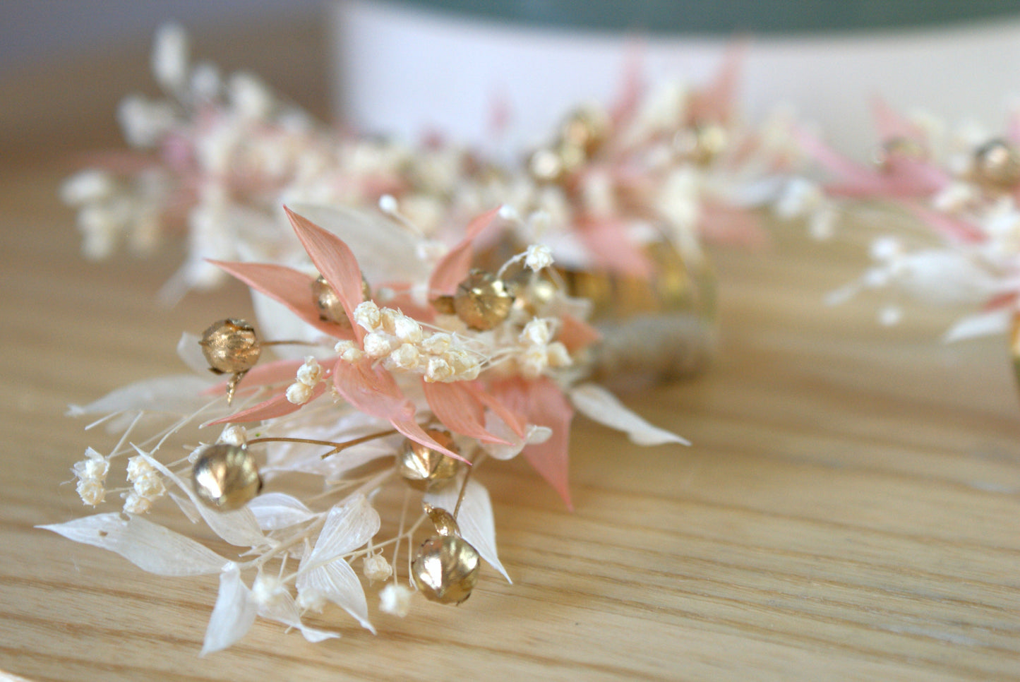 Peigne de coiffure avec fleurs stabilisées et boutonnière de fleurs assortie