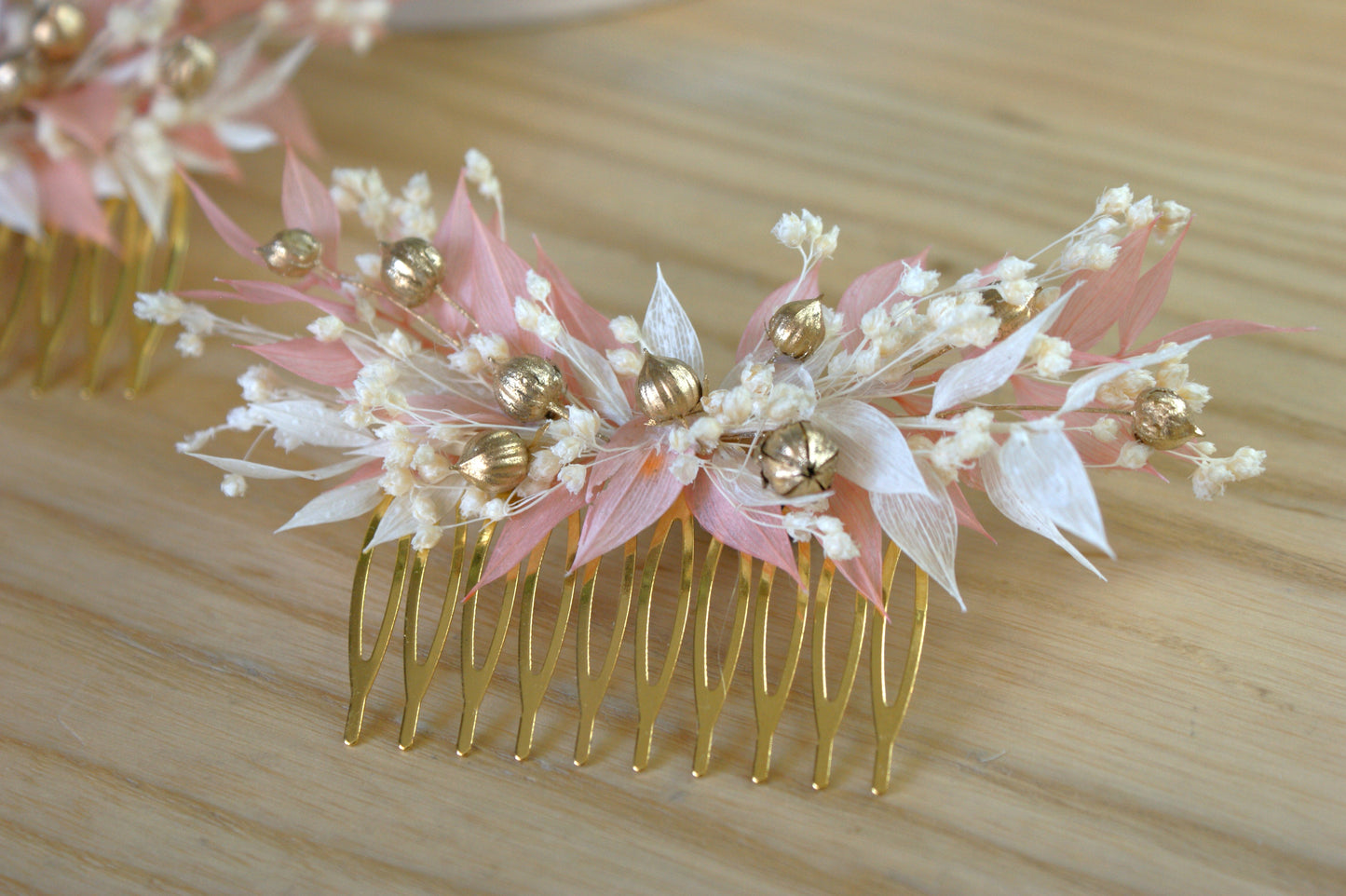 Peigne de coiffure avec fleurs stabilisées et boutonnière de fleurs assortie