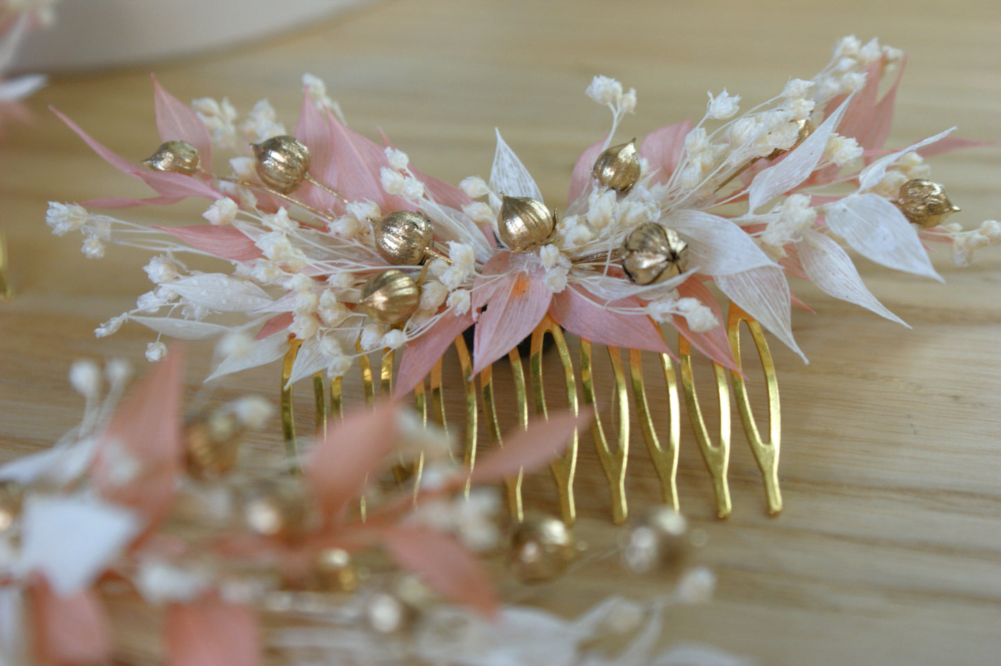 Peigne de coiffure avec fleurs stabilisées et boutonnière de fleurs assortie