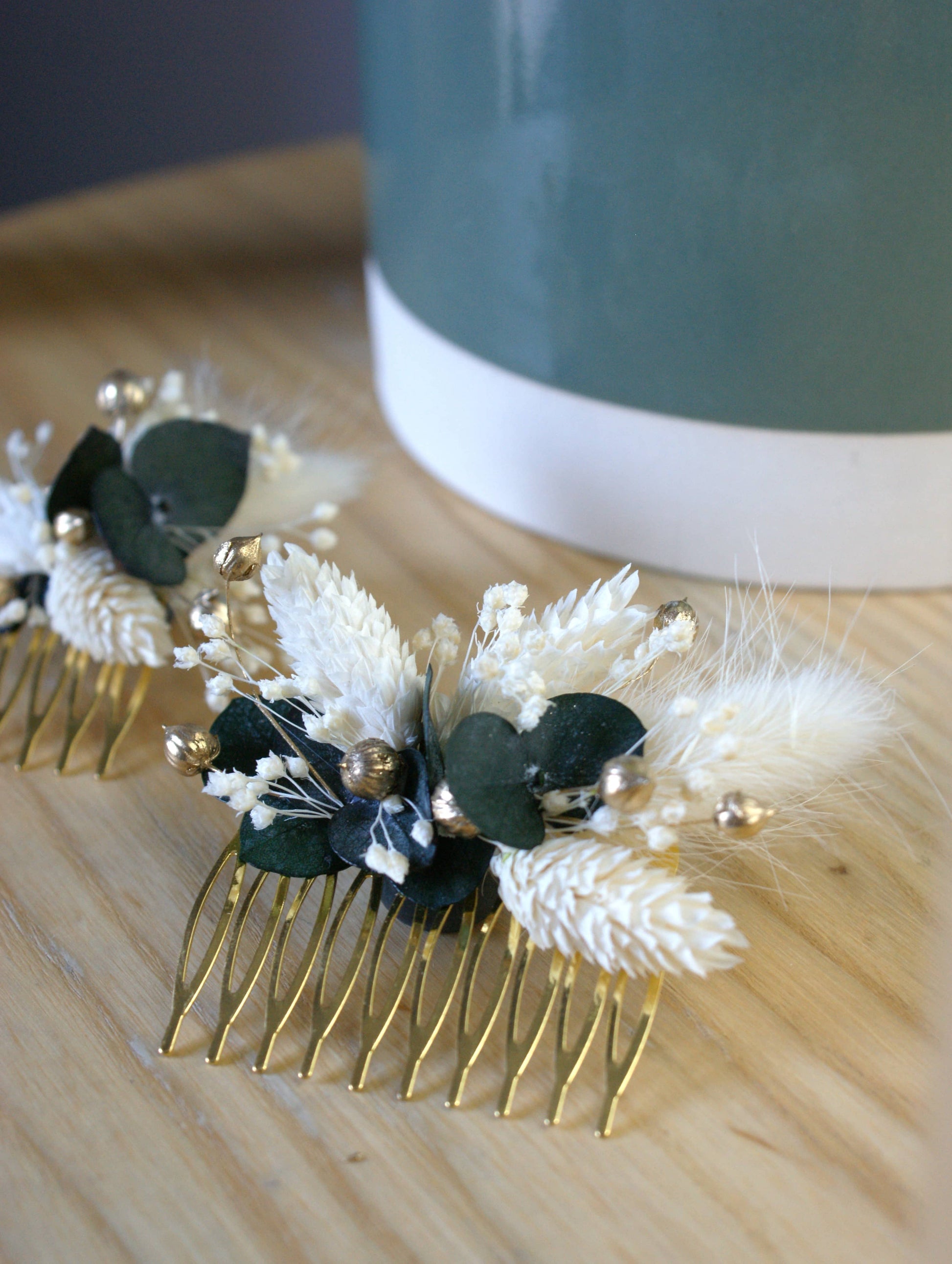 Peigne chignon orne de fleurs stabilisees et eucalyptus 1