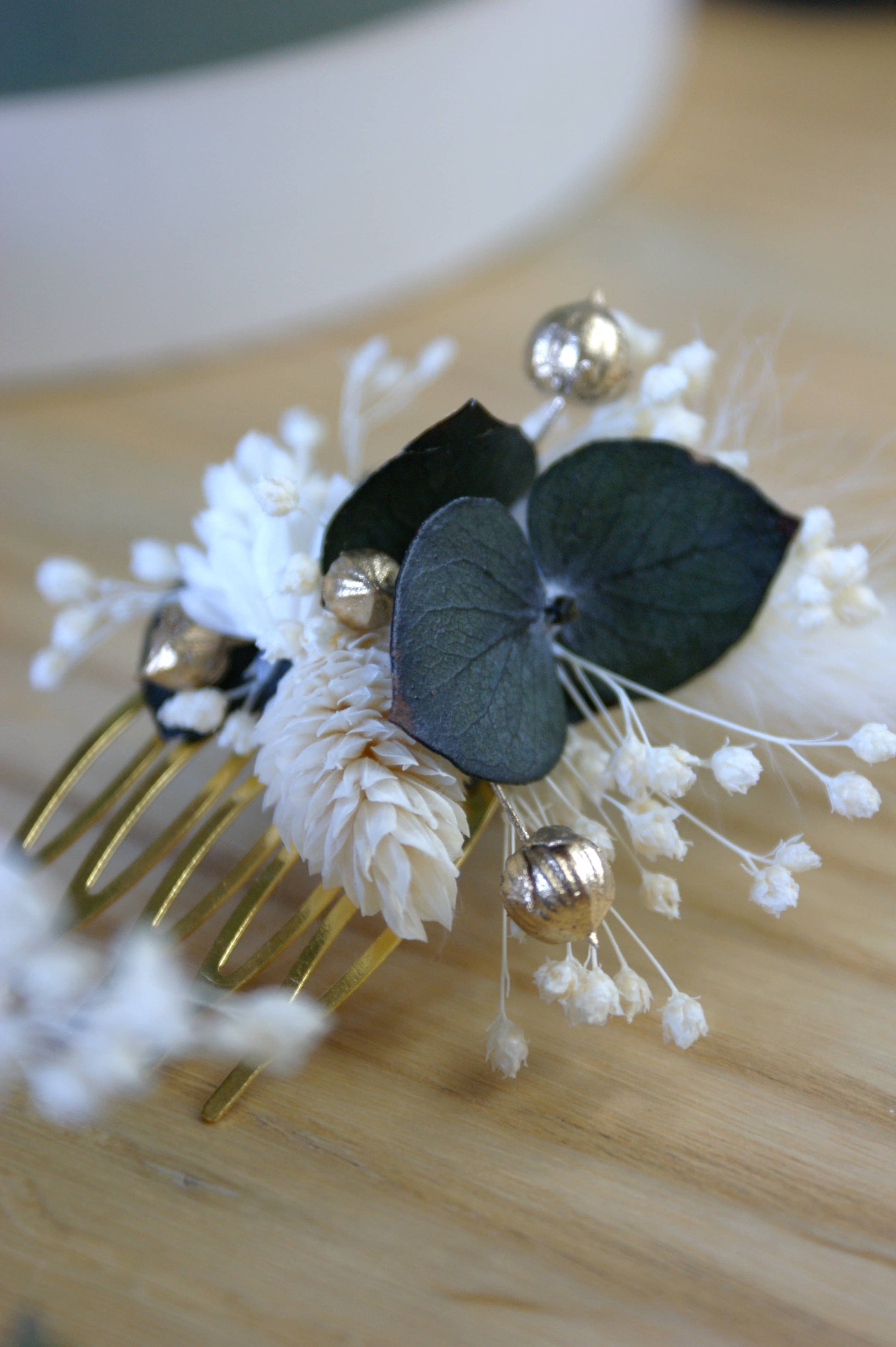 Peigne chignon orne de fleurs stabilisees et eucalyptus 5