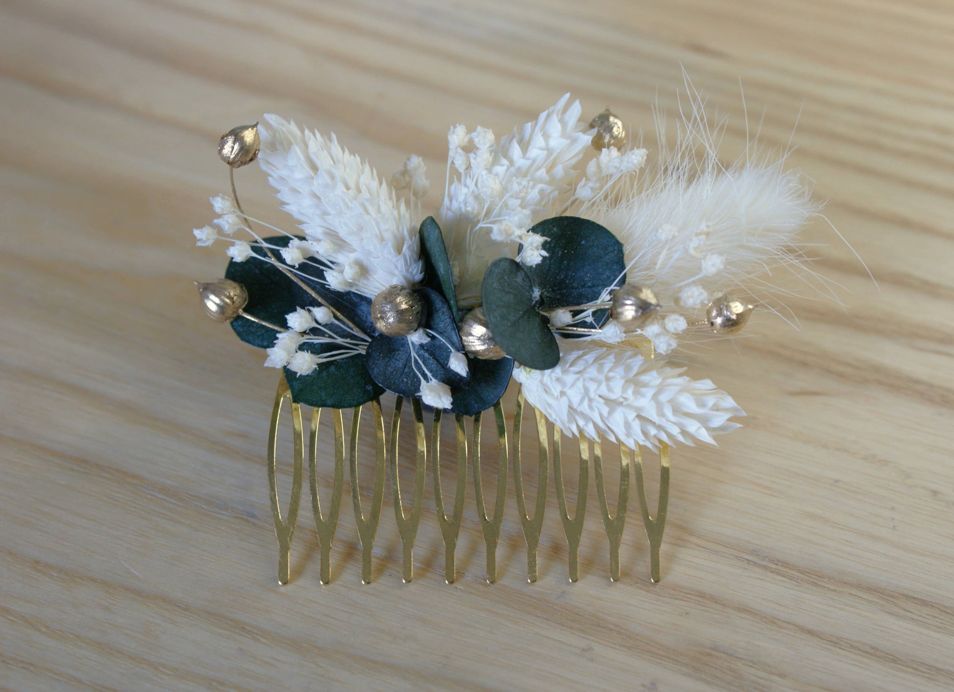 Peigne chignon orne de fleurs stabilisees et eucalyptus 2