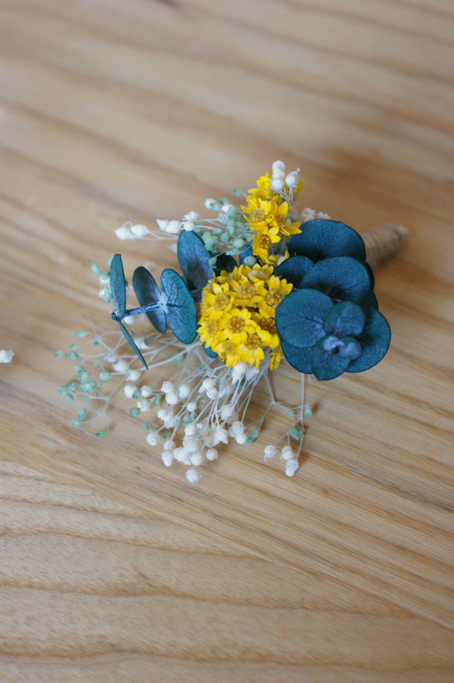 Peigne de coiffure avec fleurs sechees et eucalyptus avec sa boutonniere assortie 6