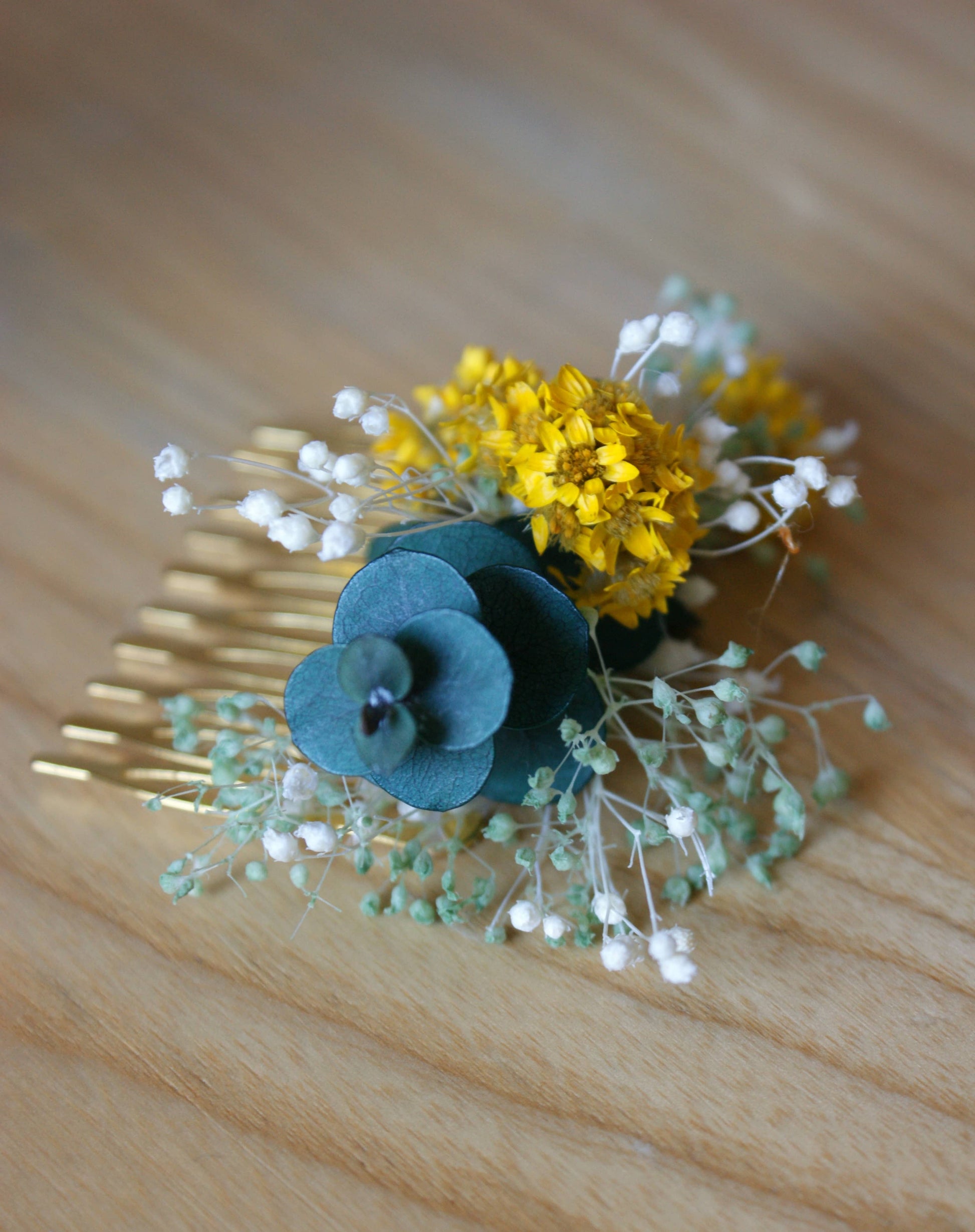 Peigne de coiffure avec fleurs sechees et eucalyptus avec sa boutonniere assortie 2