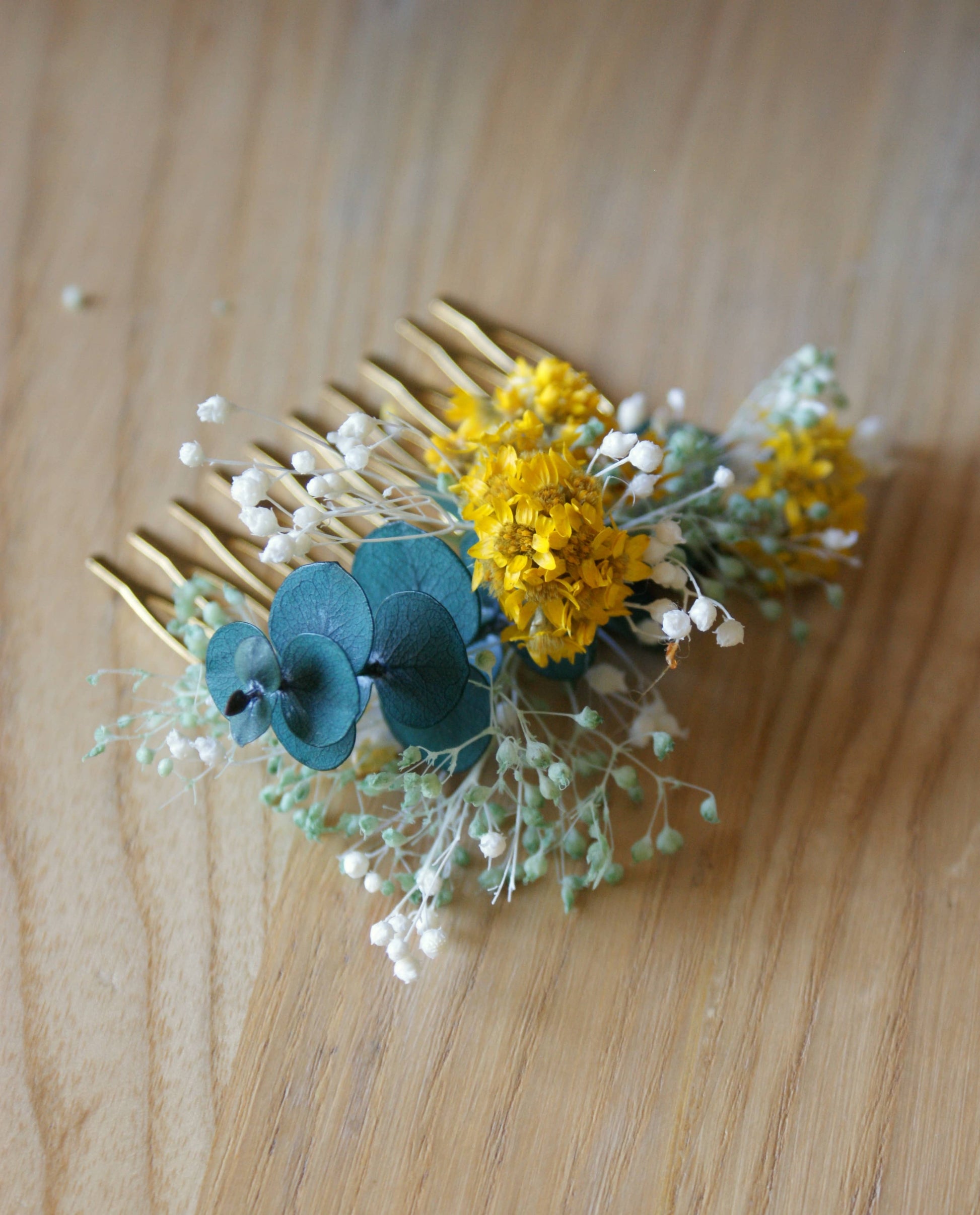Peigne de coiffure avec fleurs sechees et eucalyptus avec sa boutonniere assortie 3