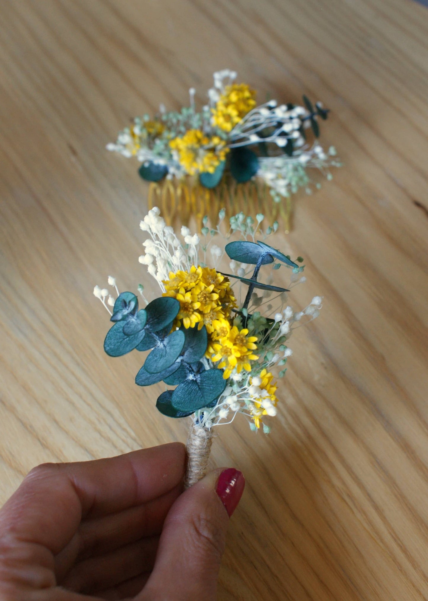 Peigne de coiffure avec fleurs sechees et eucalyptus avec sa boutonniere assortie 7
