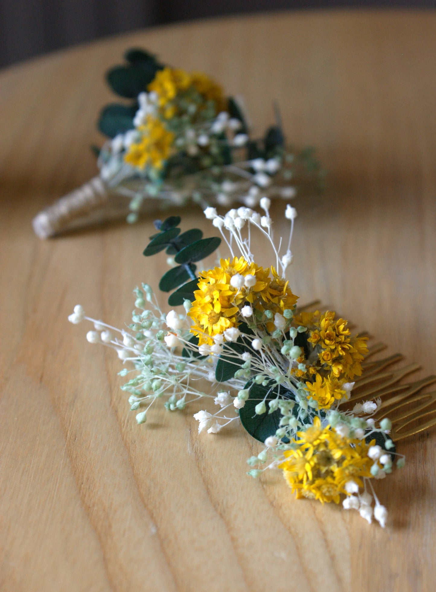 Peigne de coiffure avec fleurs sechees et eucalyptus avec sa boutonniere assortie 10