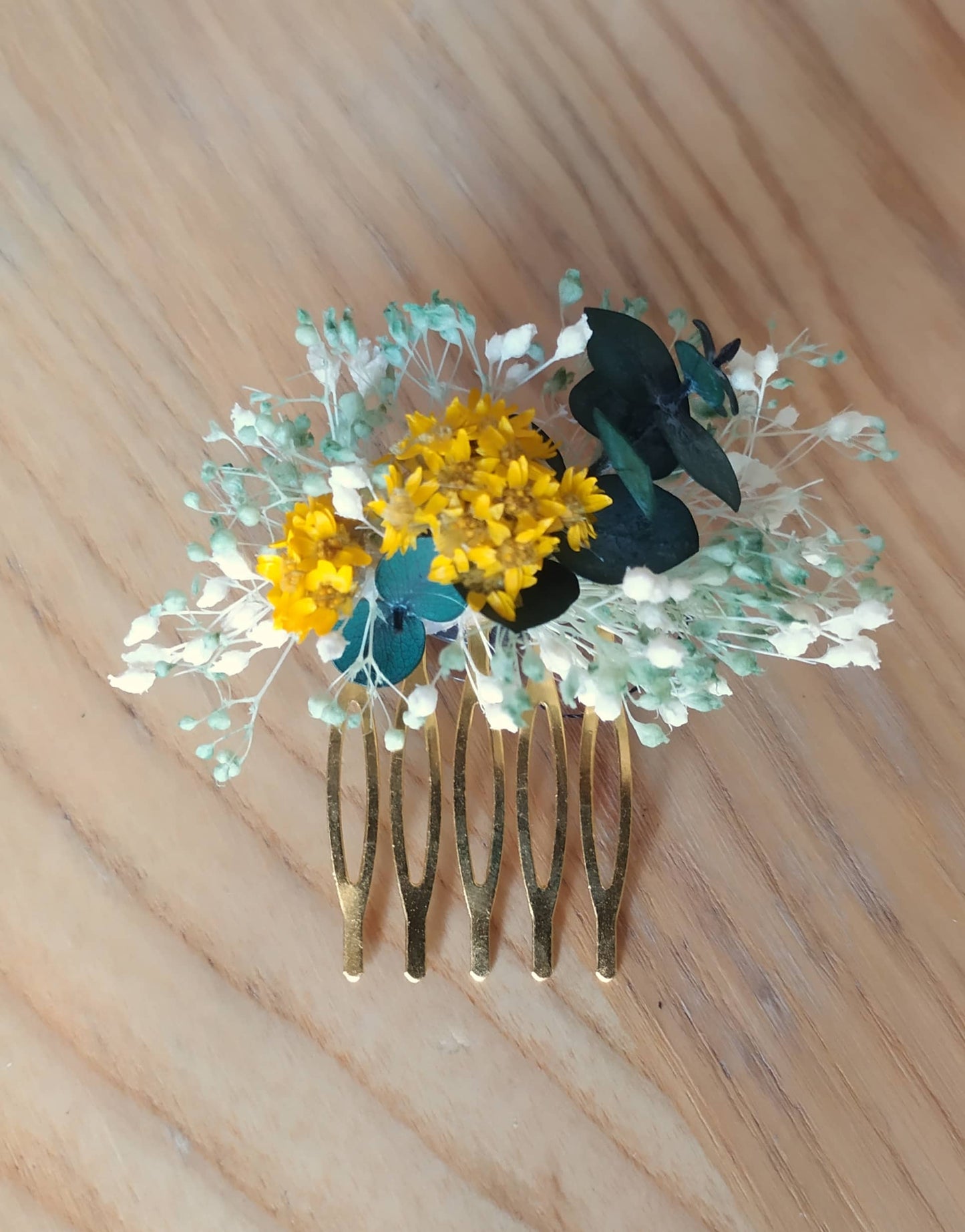 Peigne de coiffure avec fleurs sechees et eucalyptus avec sa boutonniere assortie 4