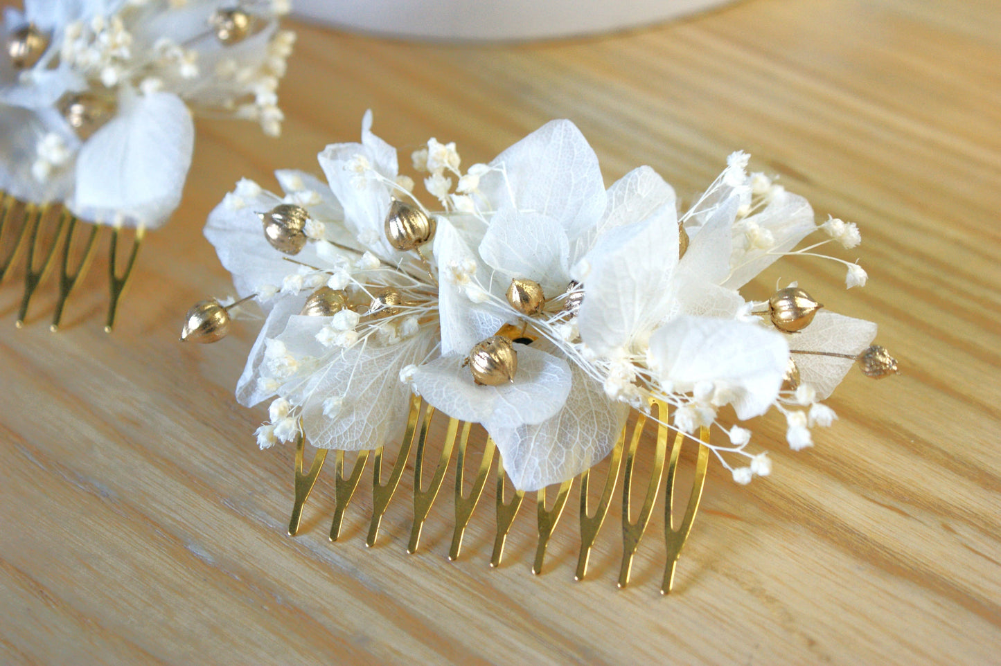 Peigne de coiffure dore avec fleurs sechees et sa boutonniere assortie 1