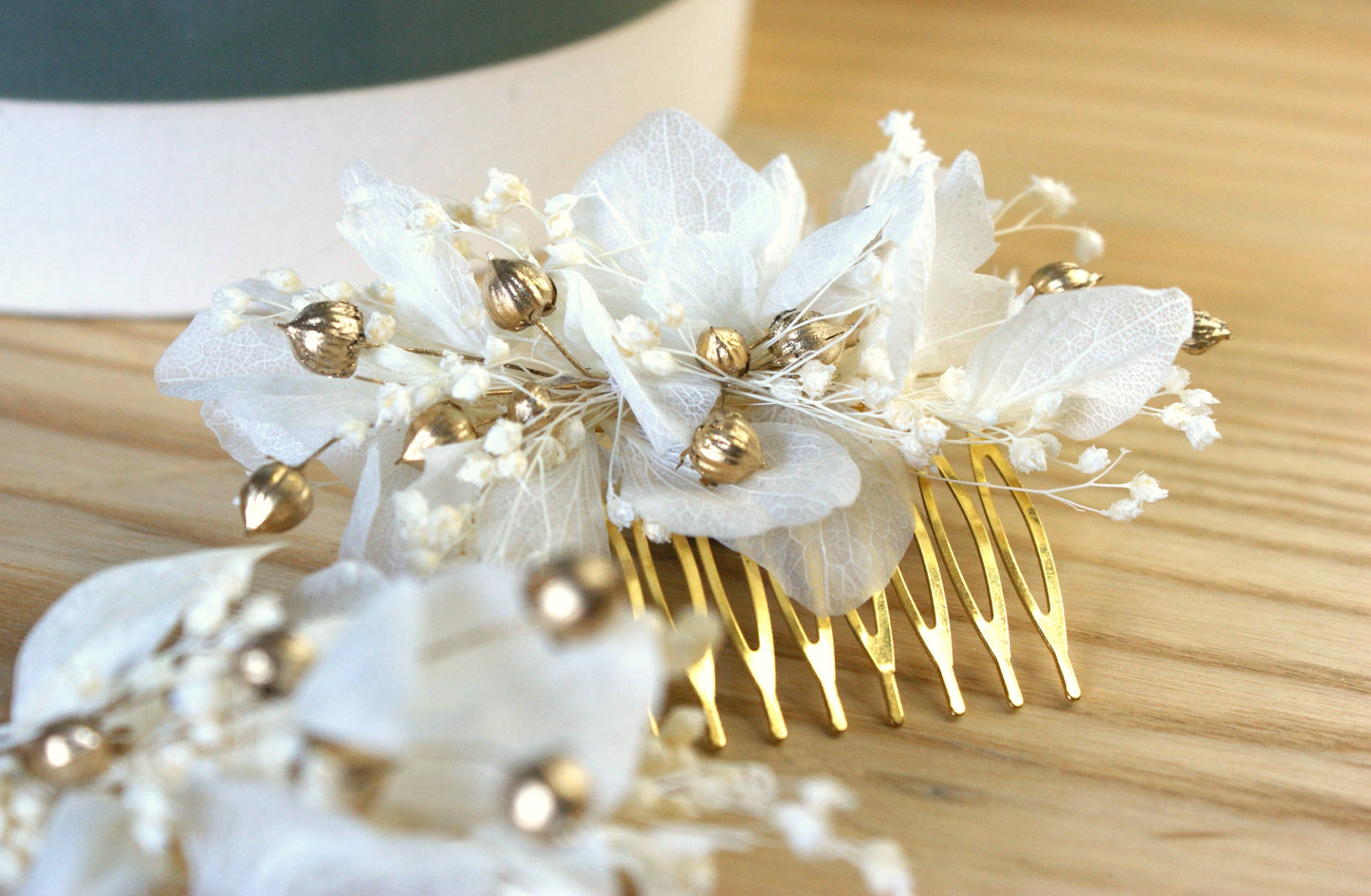 Peigne de coiffure dore avec fleurs sechees et sa boutonniere assortie 10