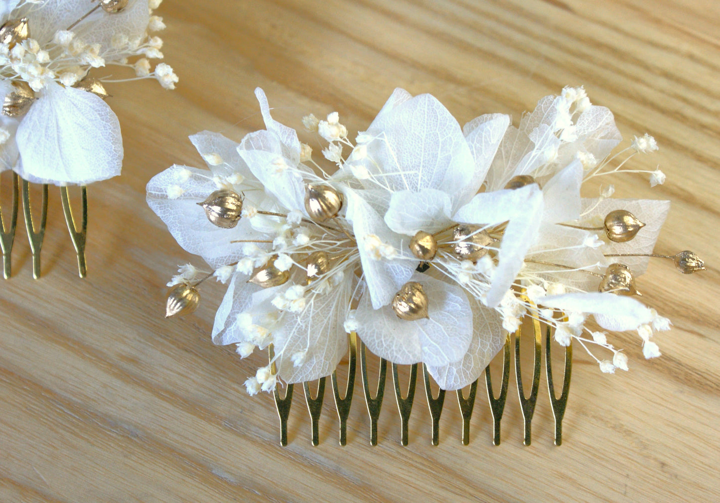 Peigne de coiffure dore avec fleurs sechees et sa boutonniere assortie 2