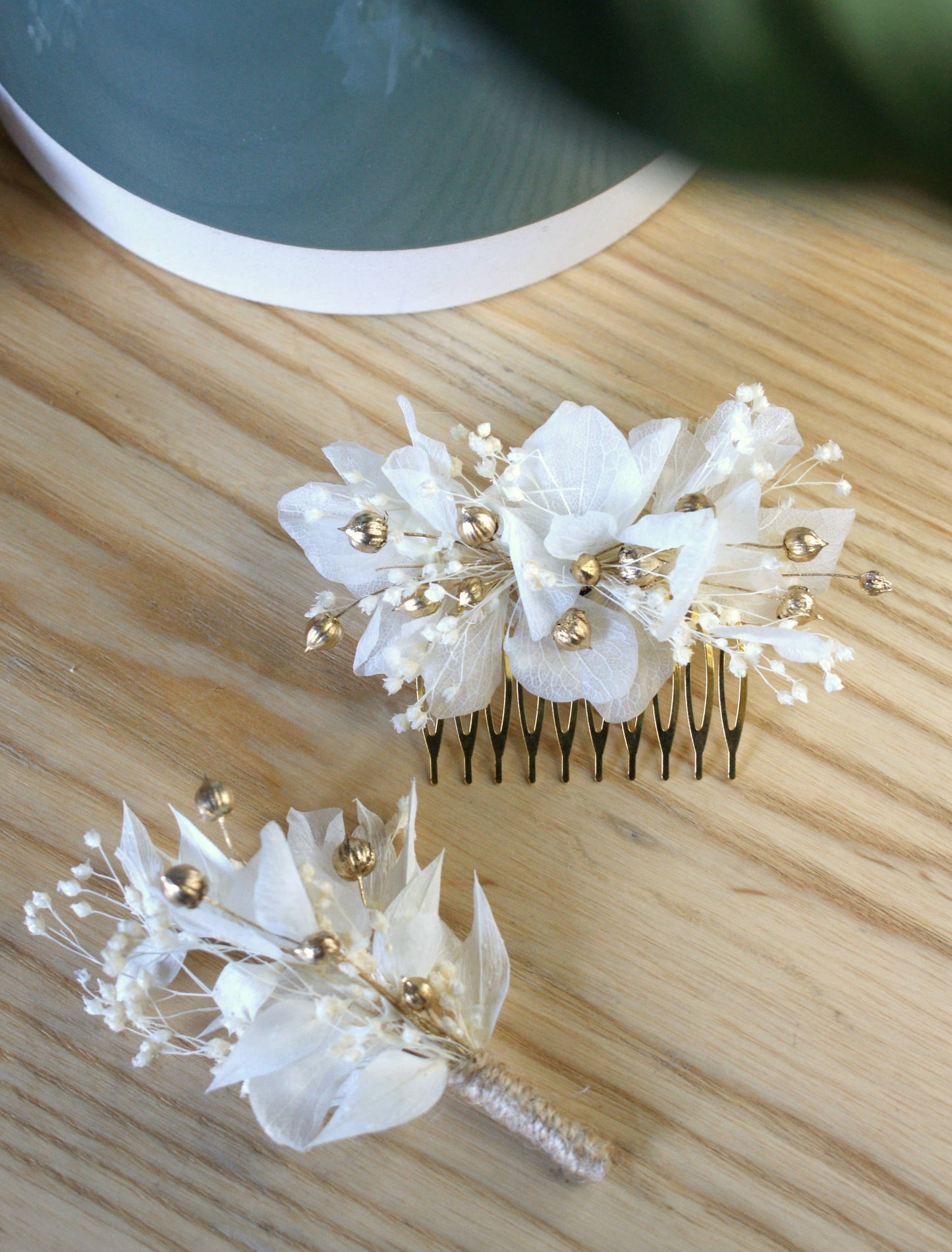 Peigne de coiffure dore avec fleurs sechees et sa boutonniere assortie 3