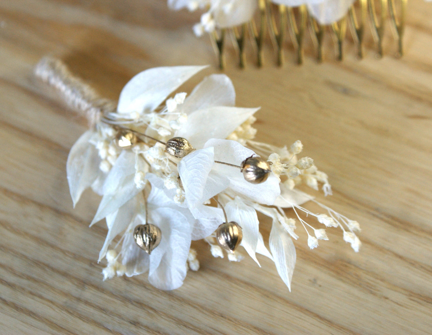 Peigne de coiffure dore avec fleurs sechees et sa boutonniere assortie 4