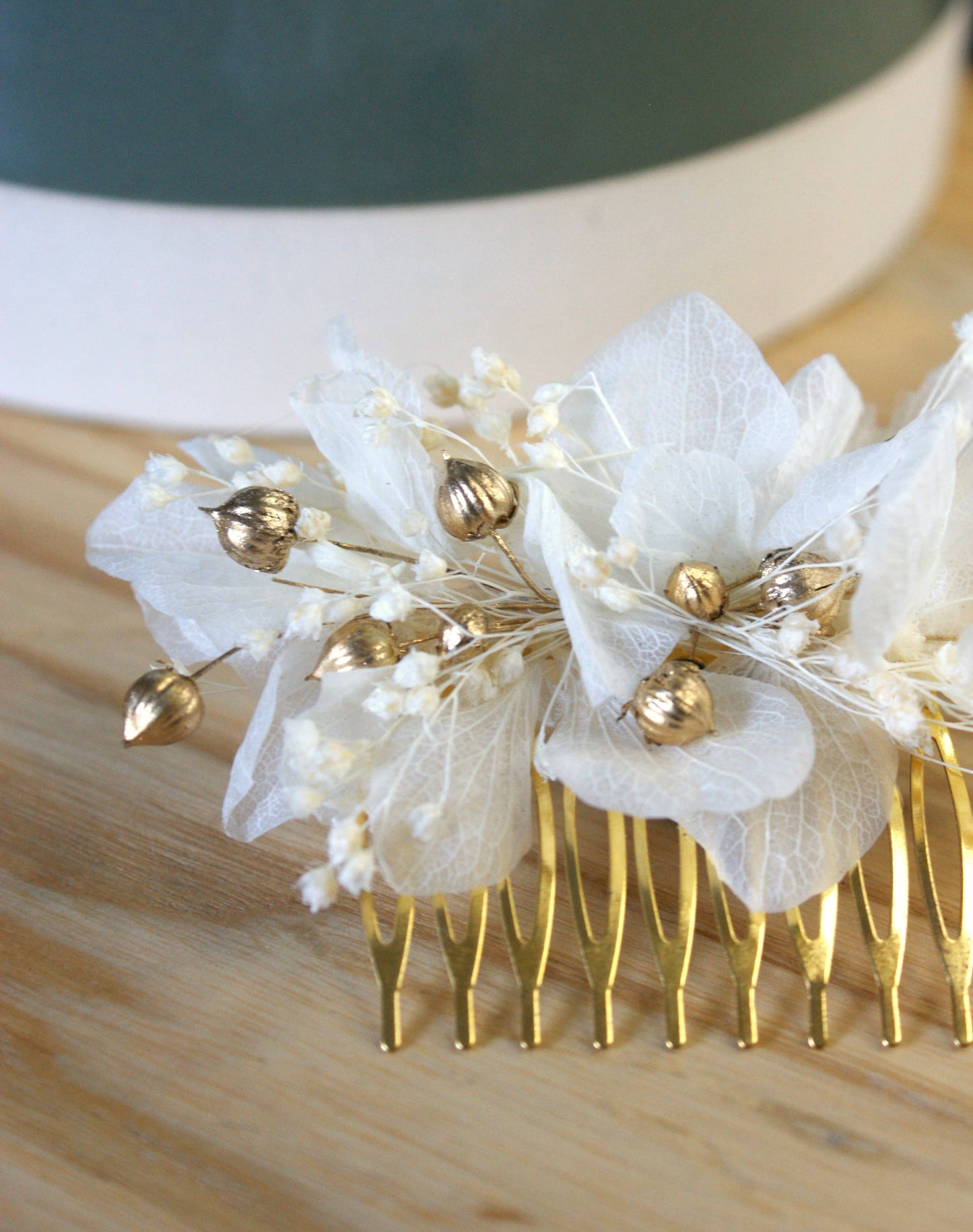 Peigne de coiffure dore avec fleurs sechees et sa boutonniere assortie 5
